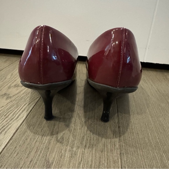 Kenneth Cole Reaction Patent Burgundy Short Pumps - Picture 3 of 10